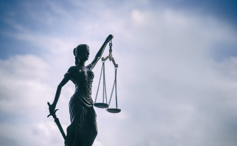 Mecenas to radca, którego zobowiązaniem jest sprawianie pomocy prawnej.