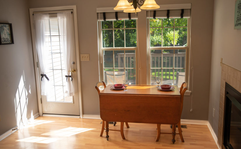 Obserwując bieżące style w aranżacji wnętrz zauważymy spore wykorzystanie szkła hartowanego.