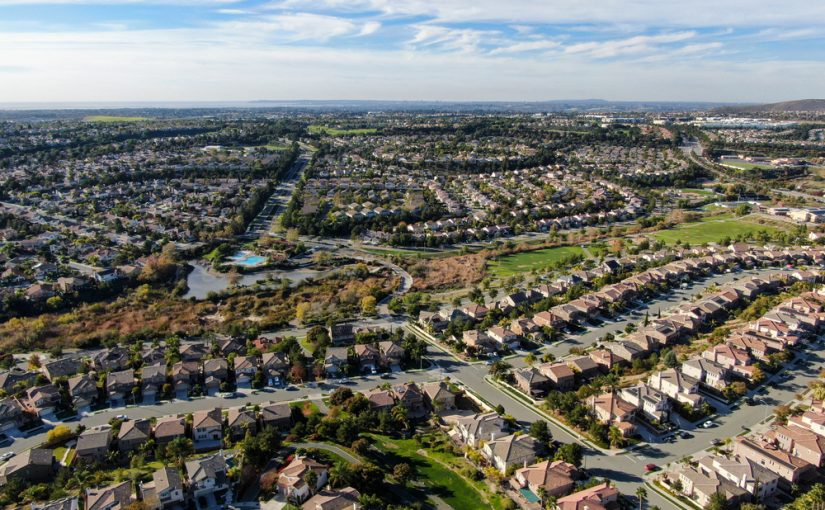 Firmy oferują różny dobór pokryć dachowych, zrealizowanych z różnorodnych materiałów o idealnych właściwościach.