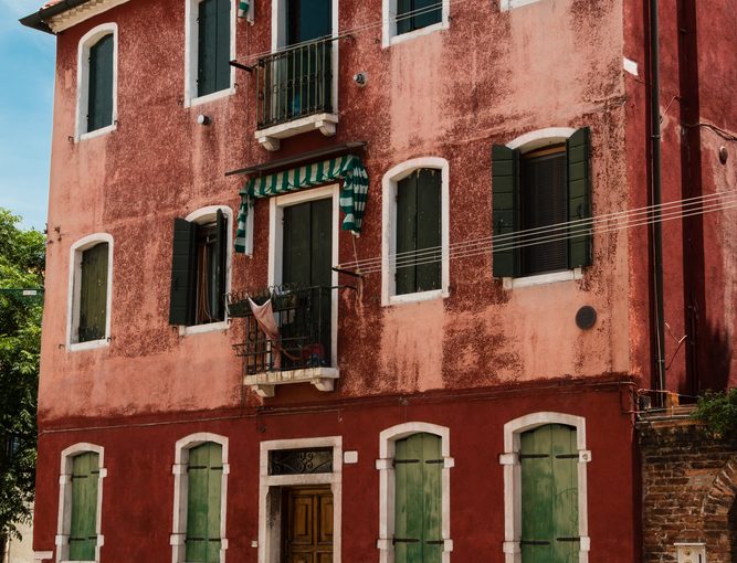 Innowacyjne elewacje: jak nowoczesne rozwiązania i zrównoważony rozwój rewolucjonizują estetykę współczesnych domów